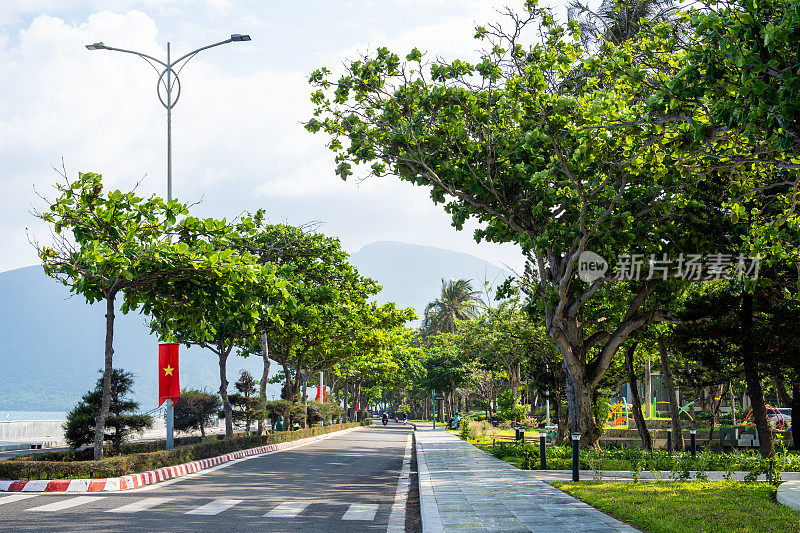 沿着Con Son镇海岸线山脉的主要道路的景色。孔岛是越南南部著名的旅游胜地之一